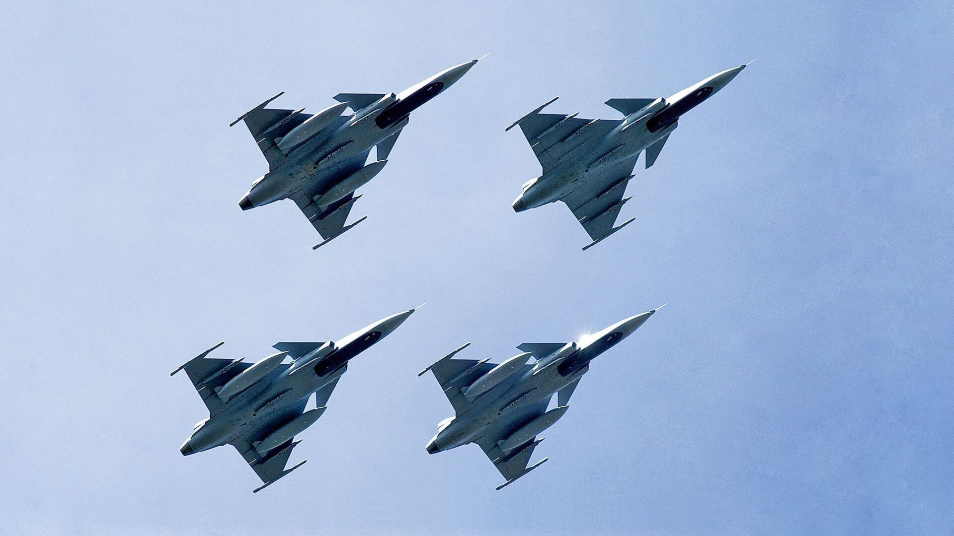 九游电脑版-背泳选手出发入水角度精准推进效率高，早期的背泳只是仰浮在水面上